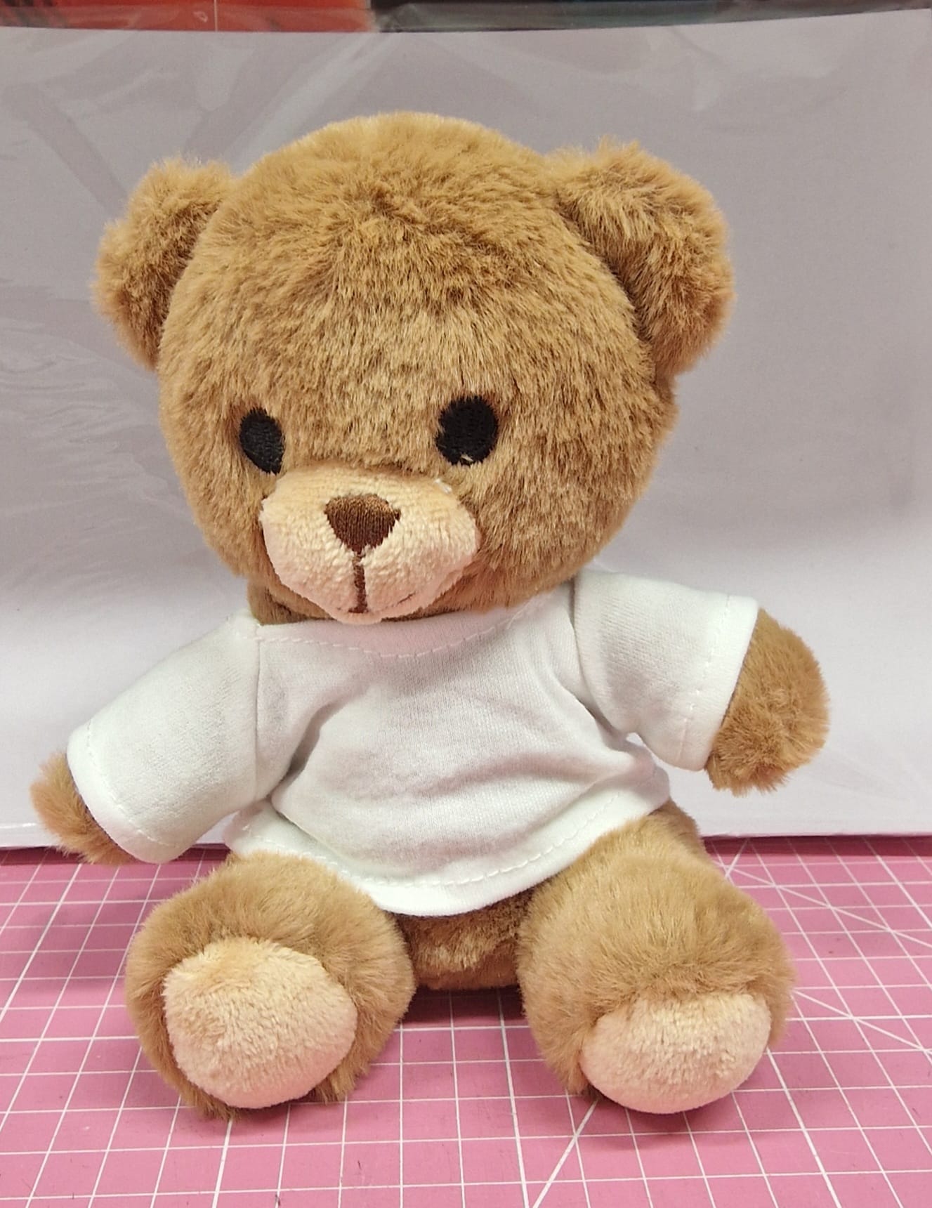 Peluche Honey h.18 cm. con Mini T-Shirt Bianca Poliestere Personalizzabile